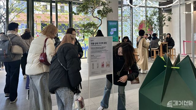 방문객들이 1층에 마련된 개점 1주년 기념 ‘돌잔치’ 콘셉트 체험 공간에서 안내판을 들여다보고 있다.&nbsp; ⓒ투데이신문