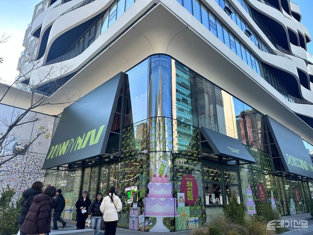 20일 오전 11시 서울 성동구 성수동의 ‘올리브영N 성수’를 찾은 방문객들. ⓒ투데이신문