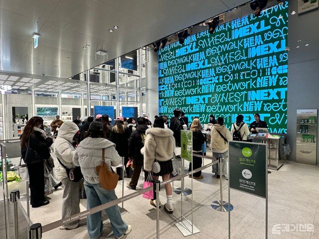 ‘올리브영N 성수’에서 결제를 위해 줄을 서 있는 방문객들.&nbsp;ⓒ투데이신문