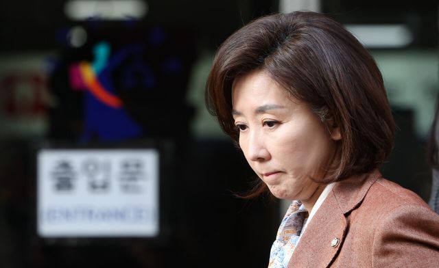 국민의힘 나경원 의원이 20일 서울 양천구 서울남부지방법원에서 진행된 국회 ‘패스트트랙 충돌’ 사건 선고 기일을 마친 뒤 법정을 나오고 있다. [사진제공=뉴시스]