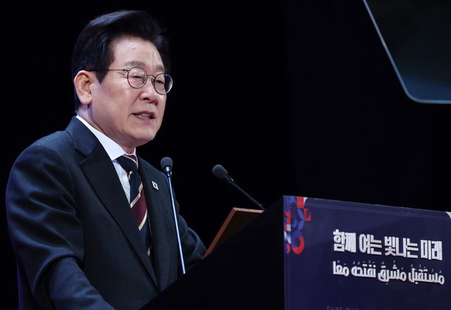 이집트를 공식 방문 중인 이재명 대통령이 20일(현지시간) 카이로대학교에서 ‘함께 여는 빛나는 미래’라는 주제로 연설하고 있다.<br>