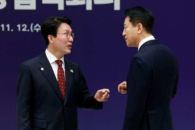 김민석 국무총리(왼쪽)와 오세훈 서울시장이 지난 12일 서울 용산 대통령실 청사에서 진행된 중앙지방협력회의에서 대화를 나누고 있다. [사진제공=뉴시스]
