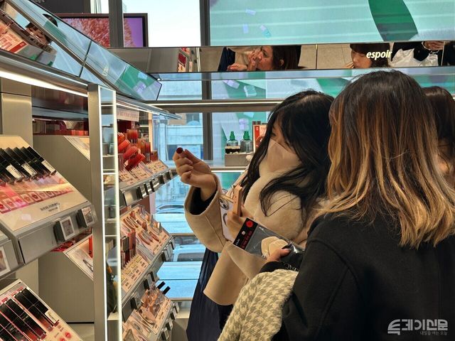 ‘올리브영N 성수’를 찾은 외국인 관광객이 메이크업 제품을 테스트해보고 있다. ⓒ투데이신문<br>