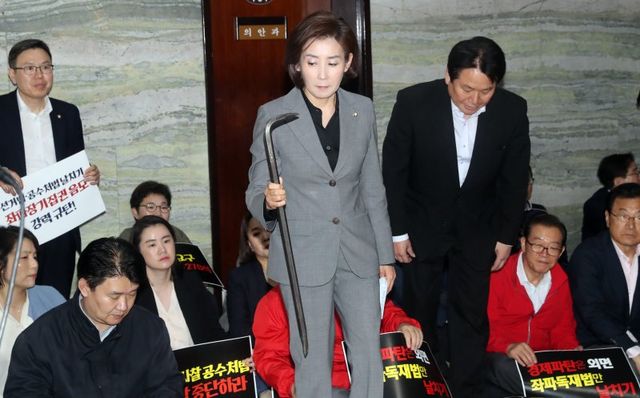 지난 2019년 4월 26일 선거제 개편안과 사법제도 개혁안의 패스트트랙 지정을 놓고 여야의 극한 대치가 당일 새벽까지 이어진 가운데 자유한국당 나경원 원내대표가 아침 열린 긴급 의원총회에서 의안과 문을 열려고 할때 사용한 쇠 지렛대(빠루)를 들고 있다. [사진제공=뉴시스]