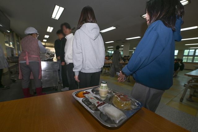 21일 오전 광주 북구 한 중학교에서 학생들이 급식시간 대체식을 받기 위해 대기하고 있다. [사진제공=뉴시스]