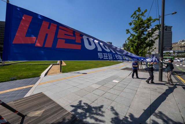 제21대 대통령 선거가 끝난 지난 6월 4일 서울 한 거리에서 지자체 관계자들이 선거 현수막을 철수하고 있다. 위 사진은 기사와 직접 관련 없음. [사진제공=뉴시스]