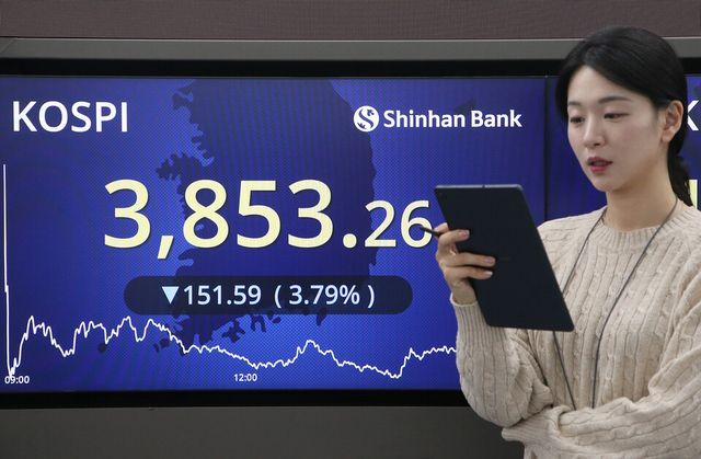 21일 코스피가 전 거래일보다 151.59포인트(-3.79%) 내린 3853.26에 마감했다. [사진=신한은행]