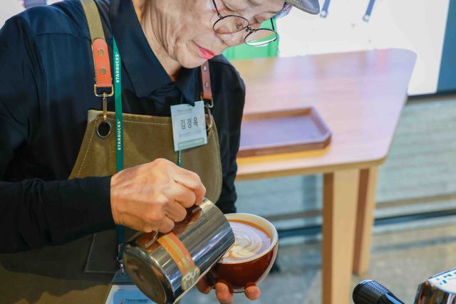 제4회 ‘시니어 바리스타 라떼아트 대회’에서 대상을 받은 충북청주흥덕시니어클럽의 김정옥 바리스타가 라떼아트를 선보이고 있다. [사진=스타벅스]