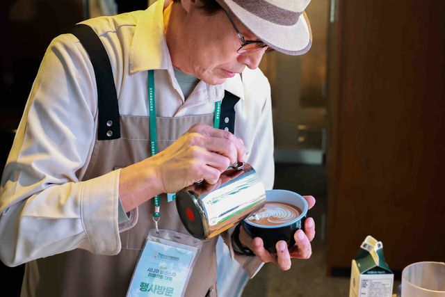 제4회 ‘시니어 바리스타 라떼아트 대회’에서 대상을 받은 대구북구시니어클럽의 이제구 바리스타가 라떼아트를 선보이고 있다. [사진=스타벅스]