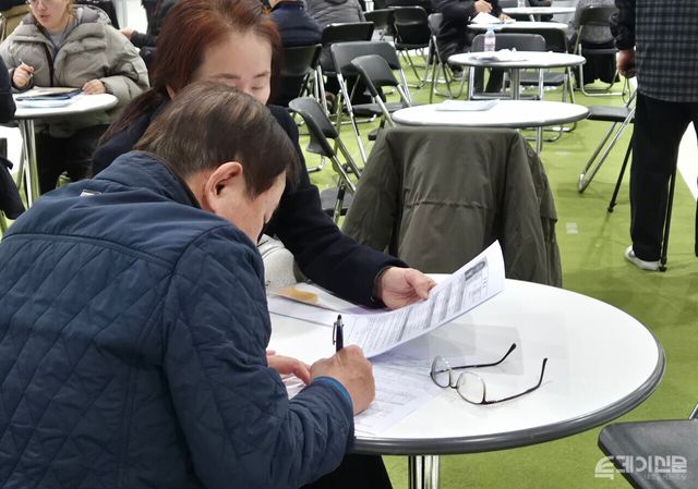 18일 서울 강남구에서 열린&nbsp;‘서울시 시니어 일자리 박람회’에서 시니어들이 서류를 작성하고 있다. ⓒ투데이신문