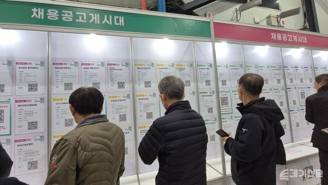 18일 서울 강남구에서 열린&nbsp;‘서울시 시니어 일자리 박람회’에서 시니어들이 채용 공고를 살펴보고 있다. ⓒ투데이신문