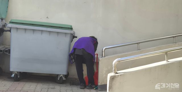 18일 서울 마포구의 한 아파트에서 시니어 청소 노동자가 일하고 있다. ⓒ투데이신문