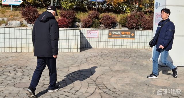 ‘서울시 시니어 일자리 박람회’가 열린 18일 서울 강남구 학여울역 근처 모습. ⓒ투데이신문