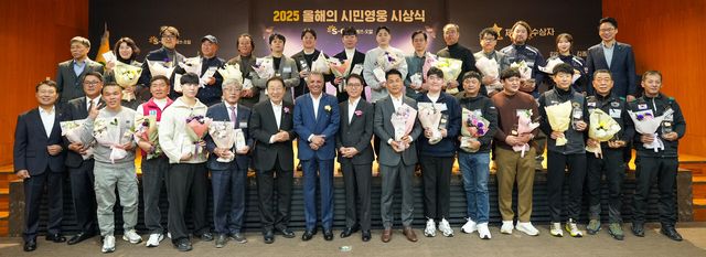 에쓰오일이 24일 서울 마포구 공덕동 본사에서 ‘2025 올해의 시민영웅 시상식’을 갖고 수상자들과 기념 촬영을 하고 있다. 앞줄 왼쪽 7번째부터 한국사회복지협의회 김성이 회장, 에쓰오일 안와르 알 히즈아지 CEO와 류열 사장. [사진=에쓰오일]