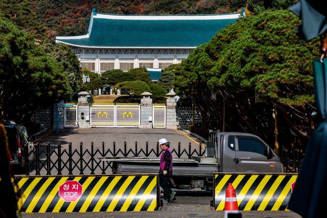 지난 11일 서울 종로구 청와대 인근에서 관계자가 작업을 진행하고 있다. [사진제공=뉴시스]