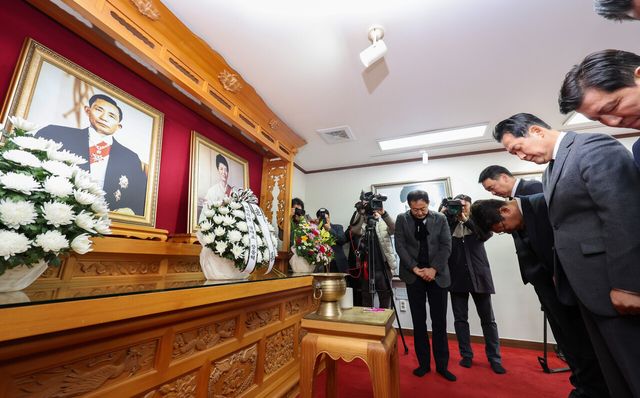 장동혁 국민의힘 대표가 25일 경북 구미시 상모동 박정희 대통령 생가를 찾아 추모관에서 묵념하고 있다. [사진제공=뉴시스]