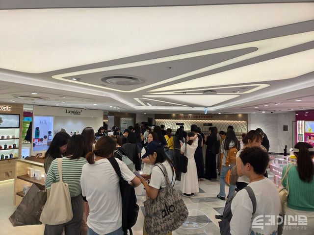 서울 중구 롯데면세점 본점에서 중국인 관광객들이 면세 처리를 위해 대기하는 모습. ⓒ투데이신문