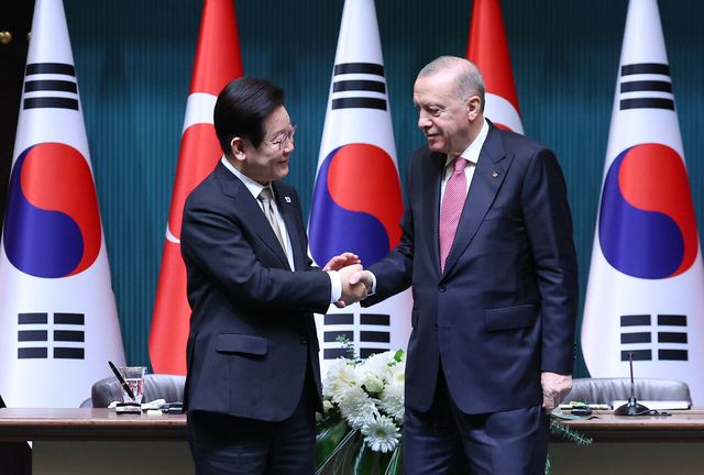 &nbsp;튀르키예를 국빈 방문 중인 이재명 대통령이 24일(현지시간) 앙카라 대통령궁에서 레젭 타입 에르도안 튀르키예 대통령과 공동언론발표를 마친 뒤 악수하고 있다. [사진제공=뉴시스]<br>