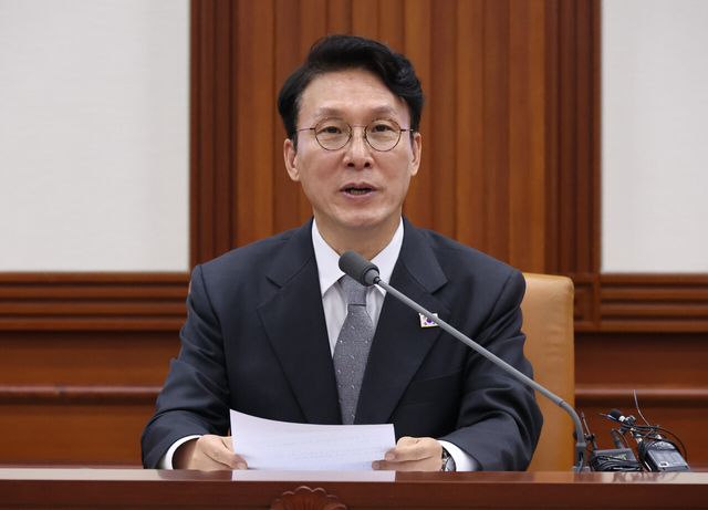 김민석 국무총리가 지난 24일 서울 종로구 정부서울청사에서 진행된 ‘헌법존중 정부혁신 TF 간담회’에 참석해 있다. [사진제공=뉴시스]