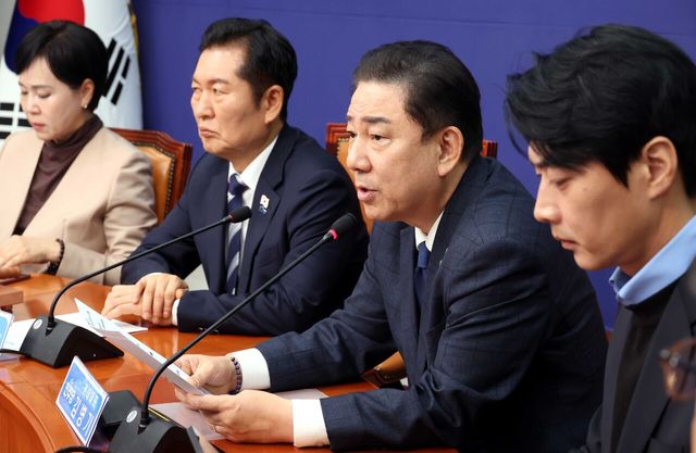 더불어민주당 김병기 원내대표가 26일 오전 서울 여의도 국회에서 진행된 최고위원회의에서 발언을 하고 있다. [사진제공=뉴시스]