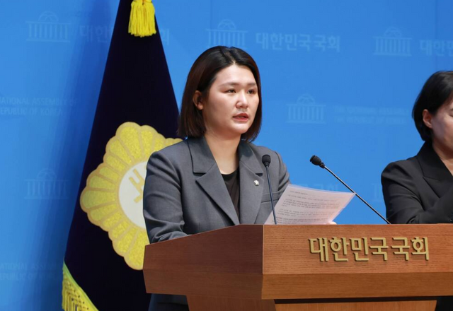 진보당 손솔 의원이 26일 오전 국회 소통관에서 기자회견을 열고 전날 국민의힘 조배숙 의원이 주최한 ‘차별금지법 추진 반대 기자회견’에 대해 강한 유감을 표했다. [사진제공=손솔 의원실]