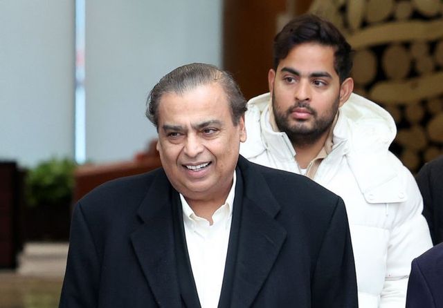 인도 릴라이언스 그룹 무케시 암바니 회장과 장남인 릴라이언스 지오 인포컴 이사회 아카시 암바니 의장이 지난 25일 서울 강서구 김포공항 비즈니스항공센터를 통해 입국했다. [사진=뉴시스]