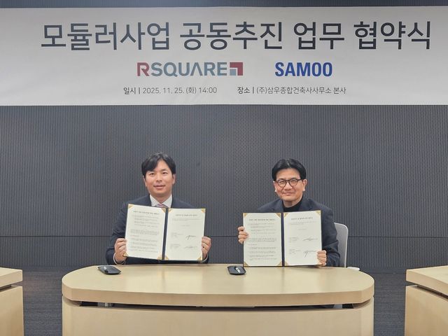 알스퀘어 이용균 대표(왼쪽)와 삼우종합건축사사무소 손창규 대표가 상업용 모듈러 건축 시장 혁신을 위한 업무협약에 서명을 마치고 기념사진을 촬영하고 있다. [사진=알스퀘어]