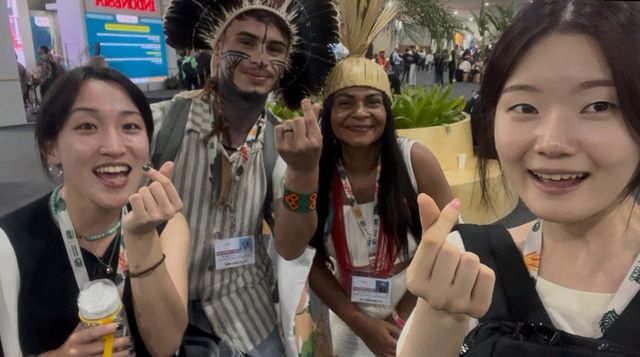 행사장에서 마주친 원주민 (가운데) Vitor Oliveria & Adi Kayany [사진 제공=GEYK]<br>