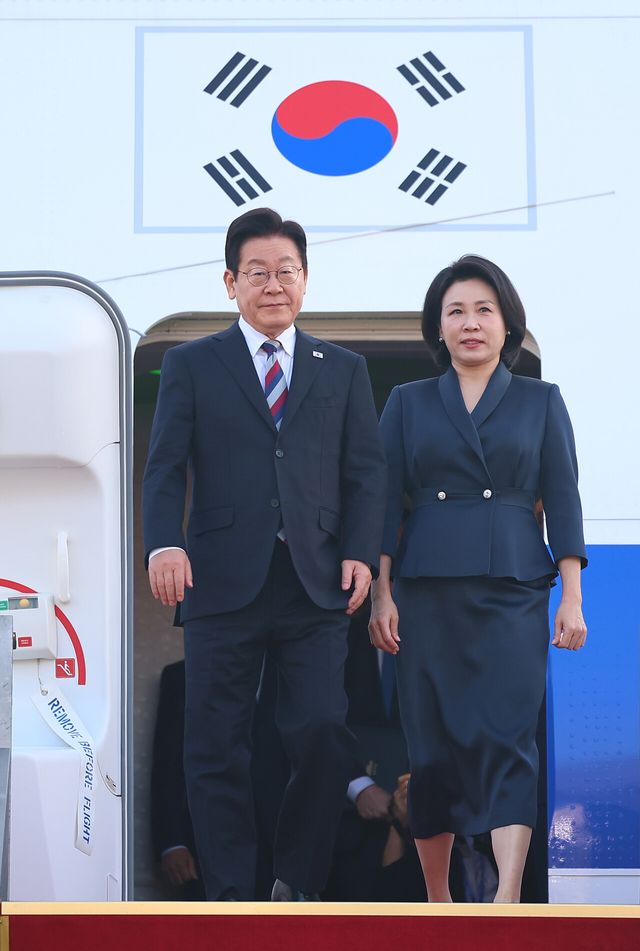 G20 정상회의와 중동·아프리카 순방 일정을 마친 이재명 대통령과 김혜경 여사가 26일 경기 성남공항에 도착해 공군1호기에서 내리고 있다. [사진제공=뉴시스]<br>