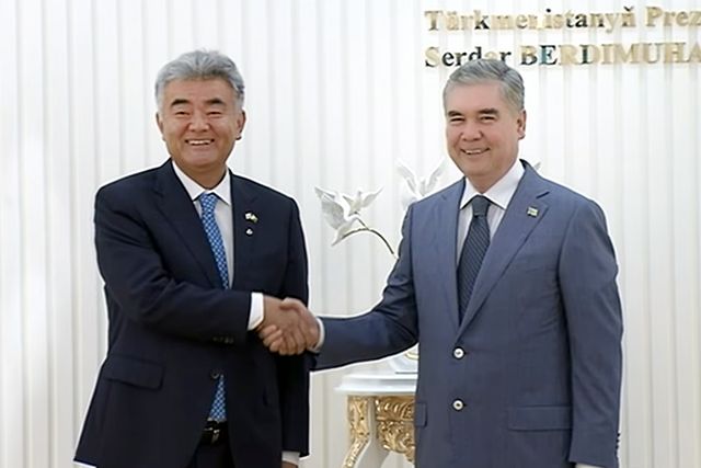 대우건설 정원주 회장이 지난 10월14일 투르크메니스탄&nbsp;인민이사회 구르반굴리 베르디무하메도프 의장을&nbsp;예방하고 있다. [사진=대우건설]