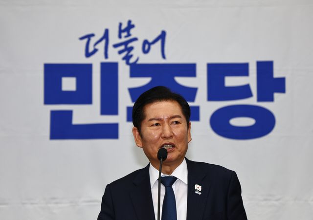 정청래 더불어민주당 대표가 27일 오후 서울 여의도 국회에서 열린 의원총회에서 모두발언하고 있다.<br>