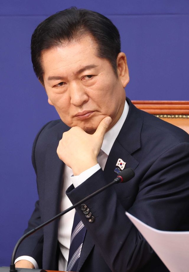 정청래 더불어민주당 대표가 지난 26일 오전 서울 여의도 국회에서 열린 최고위원회의에서 잠시 생각에 잠겨 있다. [사진 제공=뉴시스]<br>