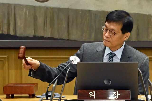 한국은행 이창용 총재가 27일 오전 서울 중구 한국은행 본관에서 열린 금융통화위원회 본회의에서 의사봉을 두드리고 있다. [사진=뉴시스]