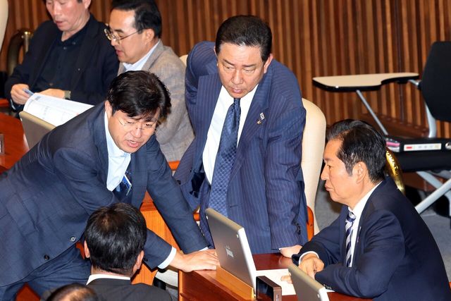 정청래 더불어민주당 대표와 김병기 원내대표, 박상혁 소통수석부대표를 비롯한 지도부가 26일 오후 서울 여의도 국회 본회의장에서 열린 제429회 국회(정기회) 제10차 본회의에서 대화를 하고 있다. [사진제공=뉴시스]