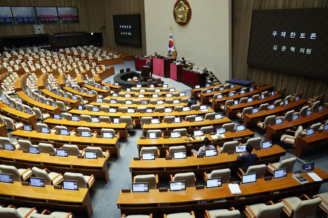 더불어민주당 김준혁 의원이 지난 9월 28일 서울 여의도 국회에서 진행된 본회의에서 국회법 일부개정법률안(위원회안)에 대한 찬성 무제한토론(필리버스터)을 진행하고 있다. [사진제공=뉴시스]<br>