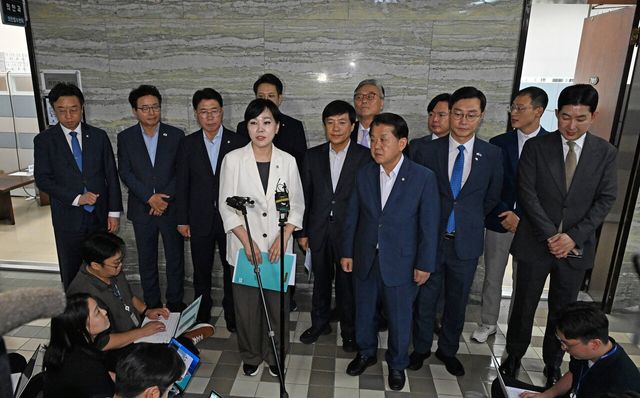 전현희 더불어민주당 3대특검 종합대응특위 위원장이 18일 오전 서울 여의도 국회 의안과에서 내란국정농단 전담재판부 설치법을 제출한 뒤 발언하고 있다. [사진제공=뉴시스/공동취재단]