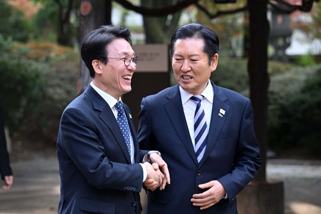 김민석(왼쪽) 국무총리와 정청래 더불어민주당 대표가 지난 9일 오후 서울 종로구 국무총리공관에서 열린 고위당정협의회 참석에 앞서 인사하고 있다. [사진제공=뉴시스]