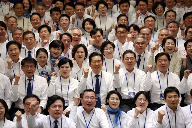 정청래 더불어민주당 대표가 10일 오후 경기 광주 곤지암리조트에서 열린 '2025년 전국지역위원장 워크숍'에서 당지도부 등 참석자들과 함께 기념촬영하고 있다. [사진제공=뉴시스]