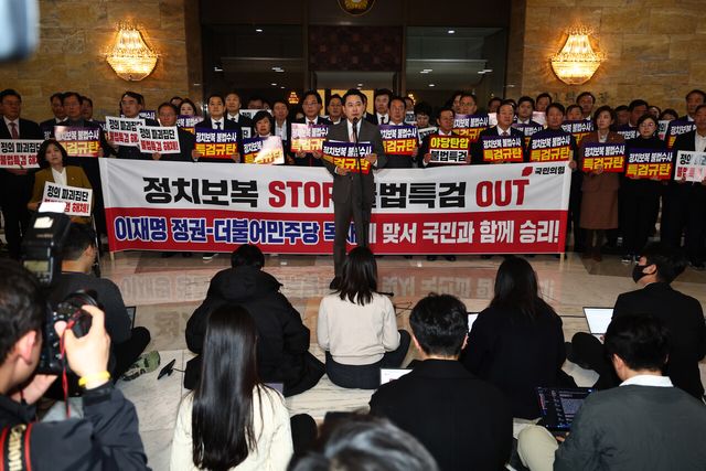 장동혁 국민의힘 대표가 27일 오후 서울 여의도 국회 본회의장 앞에서 특검 수사 규탄대회를 열고 발언하고 있다. 이날 국민의힘은 추경호 의원 체포동의안 투표에 참여하지 않고 본회의장을 떠났다. [사진제공=뉴시스]