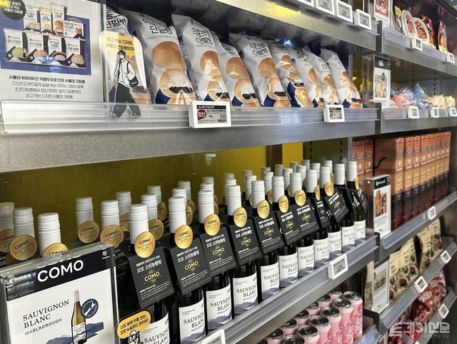 이마트24 플래그십스토어 ‘트렌드랩 성수점’ 매장 내 인기 상품을 진열한 ‘트렌드랩’ 존. ⓒ투데이신문