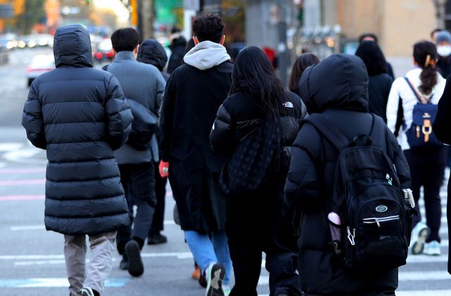 시민들이 두꺼운 겉옷을 입고 이동하고 있다. [사진=뉴시스]