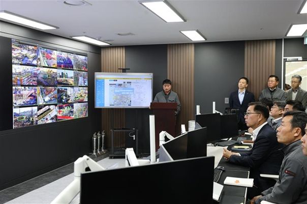 롯데건설 박현철 대표이사 부회장은 지난 1월 서울 서초구 잠원동 본사에 위치한 AI안전상황센터에서 현장을 점검하고 있다. [사진=롯데건설]