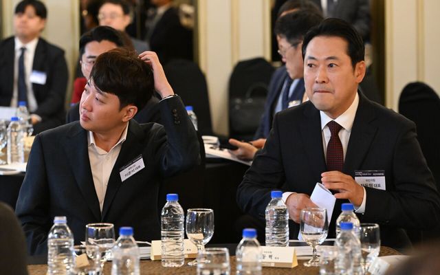 2025 국민미래포럼 ‘선도국가로의 퀀텀점프 : 과학기술이 여는 새로운 성장’이 개최된 지난달 23일 서울 영등포구 CCMM빌딩에서 개혁신당 이준석 대표와 국민의힘 장동혁 대표가 자리하고 있다. [사진제공=뉴시스]