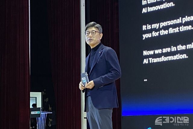 SK텔레콤 정재헌 최고경영자(CEO)가 3일 오전 서울 강남구 코엑스에서 열린 ‘SK AI SUMMIT 2025’에서 ‘AI 혁신의 중심, SK텔레콤 AI Infra의 Now & Next’를 주제로 기조연설을 진행하고 있다. ⓒ투데이신문