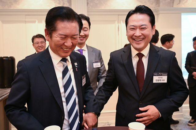 2025 국민미래포럼 ‘선도국가로의 퀀텀점프 : 과학기술이 여는 새로운 성장’이 개최된 지난달 23일 서울 영등포구 CCMM빌딩에서 더불어민주당 정청래 대표(왼쪽)와 국민의힘 장동혁 대표가 악수하고 있다. [사진제공=뉴시스]<br>