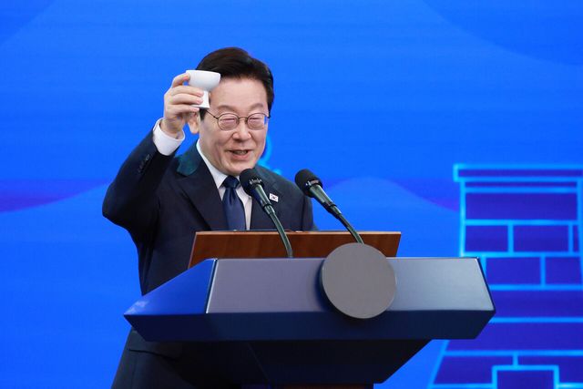 이재명 대통령이 지난 1일 경북 소노캄 경주 그랜드볼룸에서 개최된 한중 국빈만찬에서 건배 제의를 하고 있는 모습. [사진제공=뉴시스]