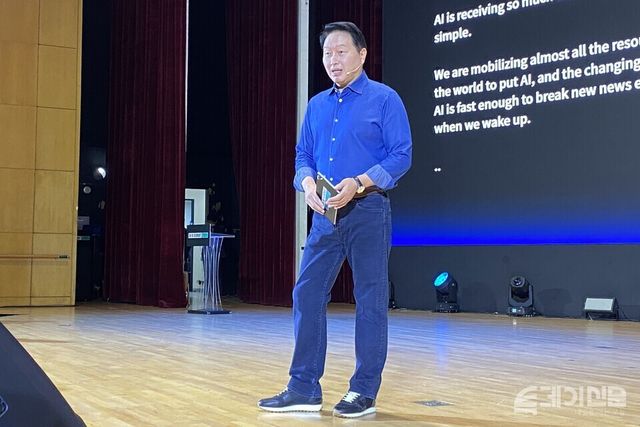 SK그룹 최태원 회장이 3일 오전 서울 강남구 코엑스에서 열린 ‘SK AI SUMMIT 2025’에서 ‘AI Now & Next’를 주제로 기조연설을 진행하고 있다. ⓒ투데이신문