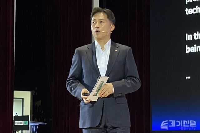 SK하이닉스 곽노정 대표이사 사장이 3일 오전 서울 강남구 코엑스에서 열린 ‘SK AI SUMMIT 2025’에서 ‘AI 시대, SK하이닉스가 그리는 새로운 비전과 기술’을 주제로 기조연설을 진행하고 있다. ⓒ투데이신문