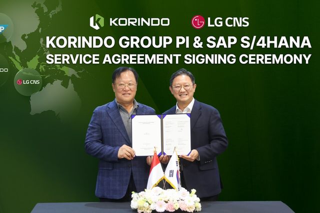 LG CNS 엔터프라이즈솔루션사업부장 내한신 전무(오른쪽)와 인도네시아 코린도 그룹 문진석 부회장이 계약 체결 후 기념 촬영을 하고 있다. [사진=LG CNS]