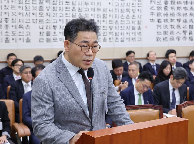 백해룡 경정이 지난달 27일 서울 여의도 국회에서 열린 법제사법위원회의 국정감사에서 질의에 답하고 있다. [사진제공=뉴시스]